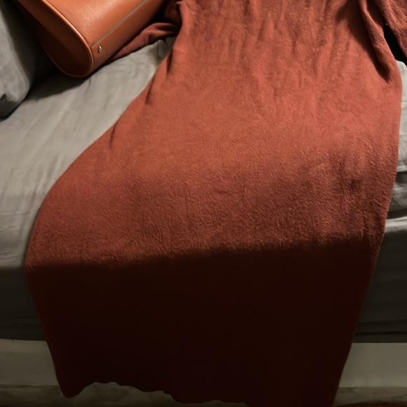 Ladies sweater keyhole dress and handbag - Picture 3 of 7